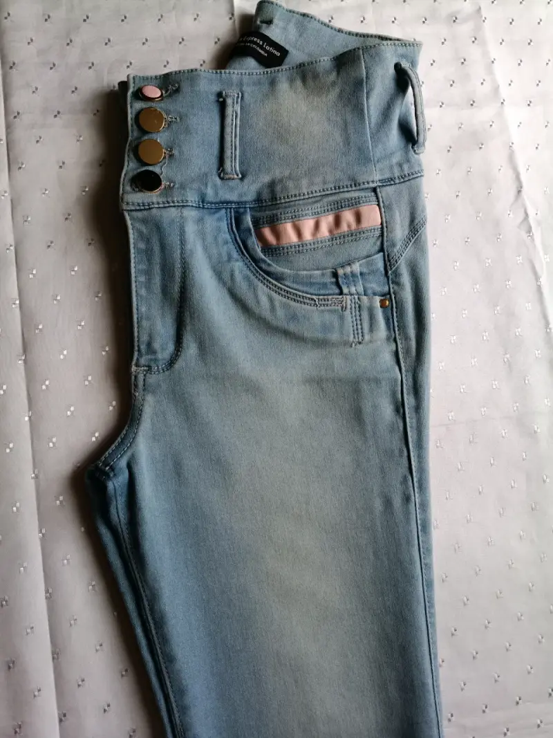 Jeans ajustados celestes con botones decorativos - 3