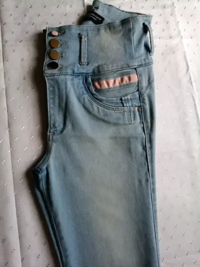 Jeans ajustados celestes con botones decorativos - miniatura 3