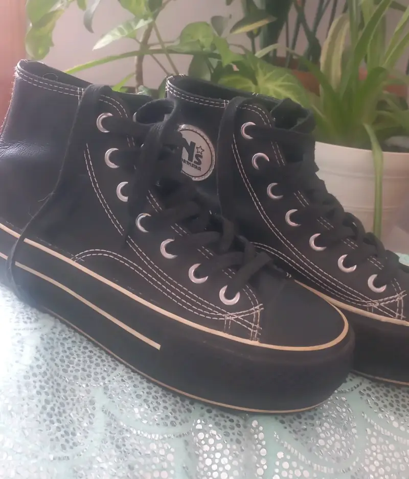 Zapatillas negras de lona estilo urbano - 1