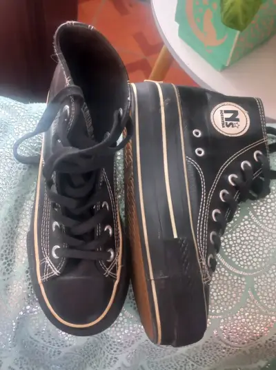 Zapatillas negras de lona estilo urbano - miniatura 2
