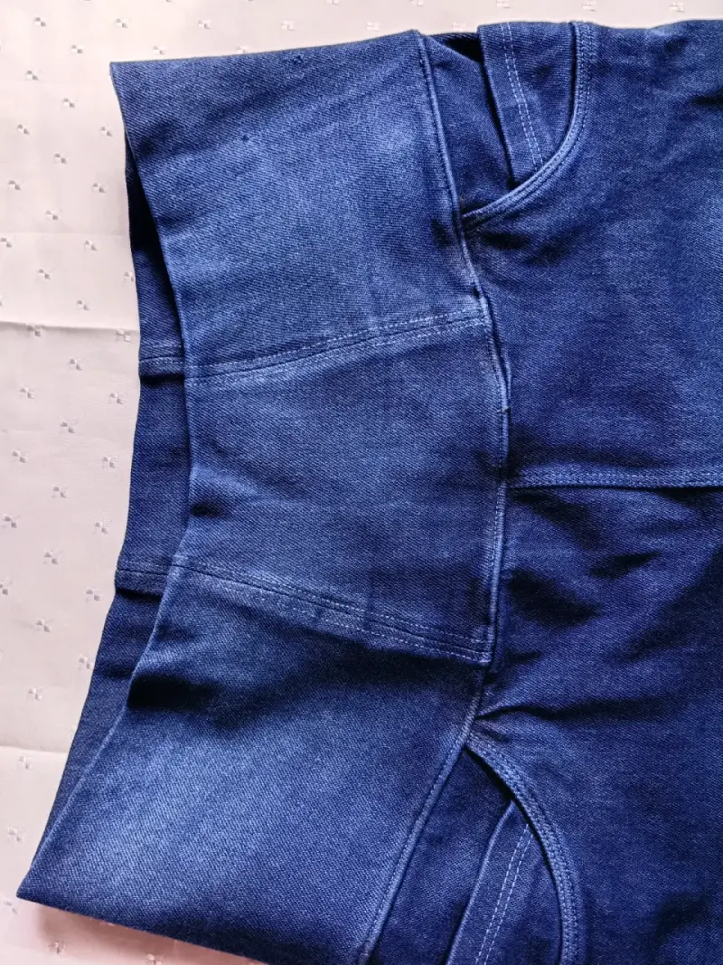 Jeans azul oscuro para mujer con bolsillos - 1