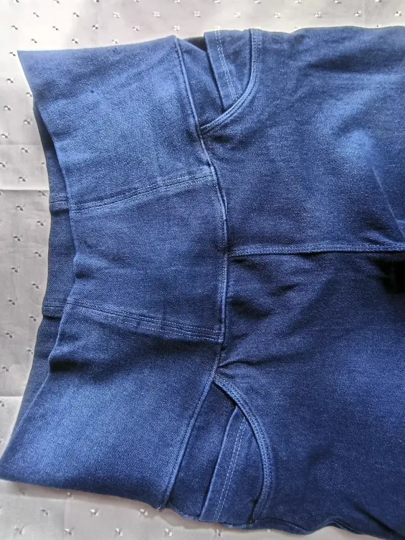 Jeans azul oscuro para mujer con bolsillos - 2