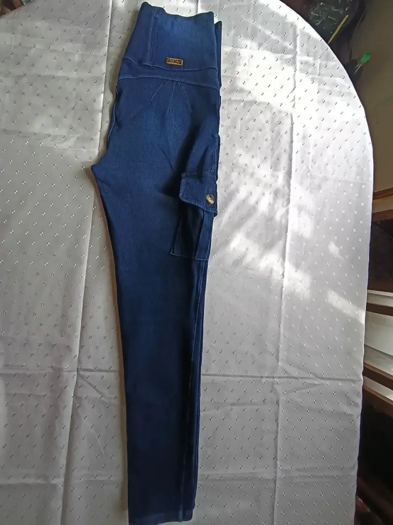 Jeans azul oscuro para mujer con bolsillos - 5