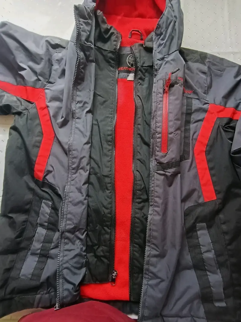 Chaqueta impermeable Weatherproof gris y roja - 1