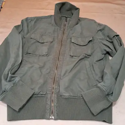 Chaqueta verde militar con cierre y bolsillos - miniatura 1