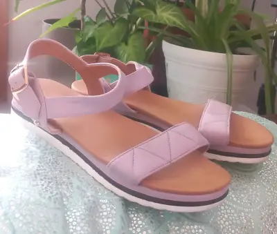 Sandalias planas lilas con hebilla ajustable - miniatura 1