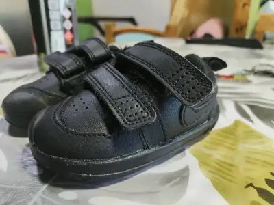 Zapatillas negras para bebé Nike con velcro - miniatura 1