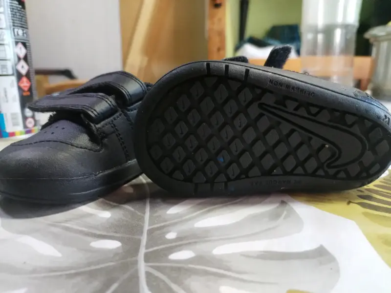 Zapatillas negras para bebé Nike con velcro - 2