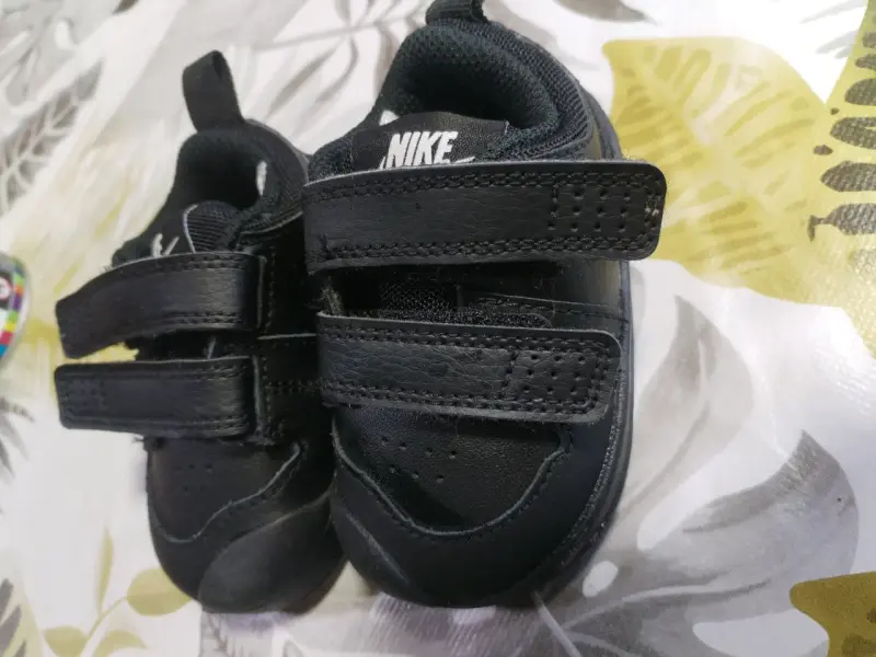 Zapatillas negras para bebé Nike con velcro - 3