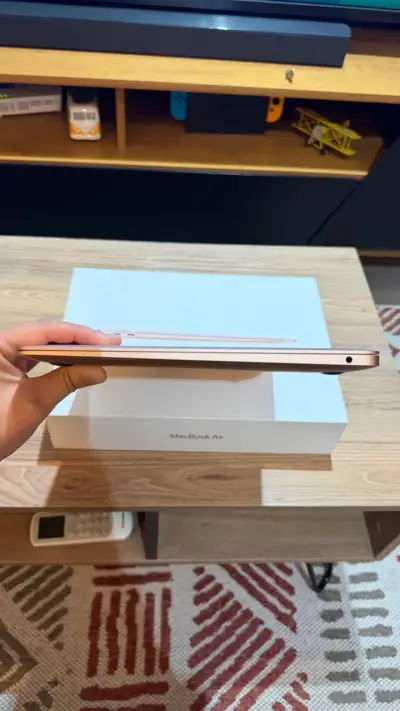 MacBook Air M1 oro en excelente estado - miniatura 4