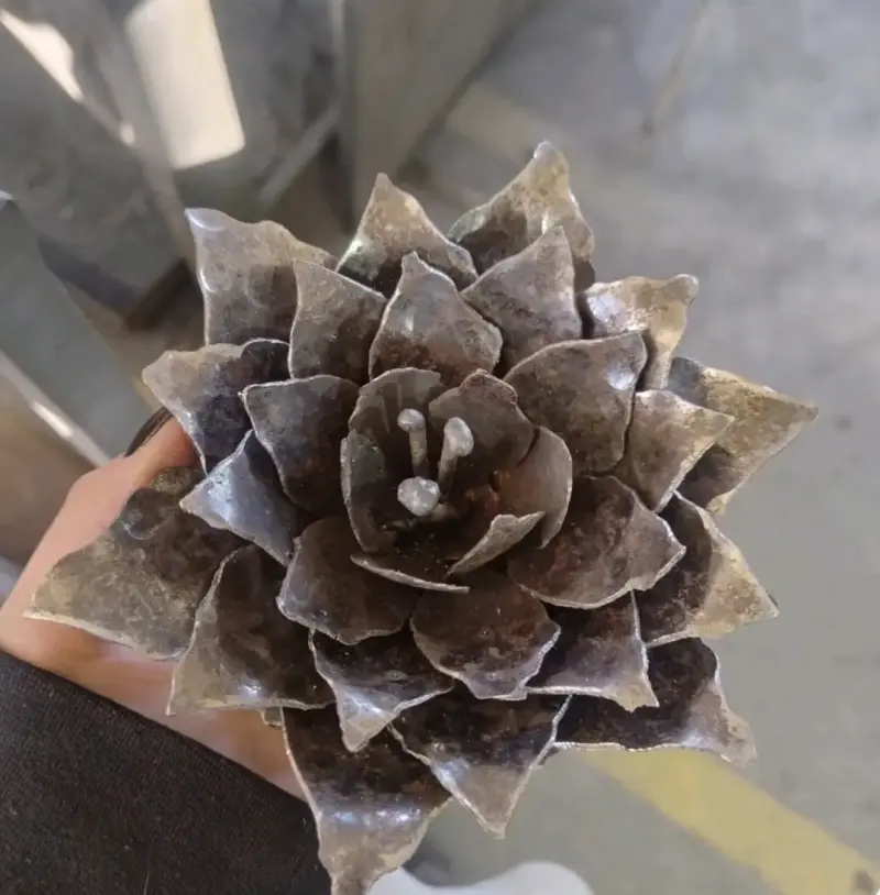 Decoración de metal en forma de flor