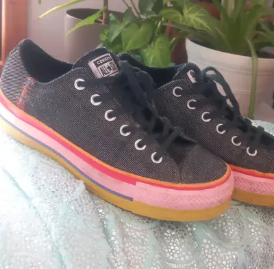 Zapatillas Converse All Star negras con suela colorida - miniatura 1