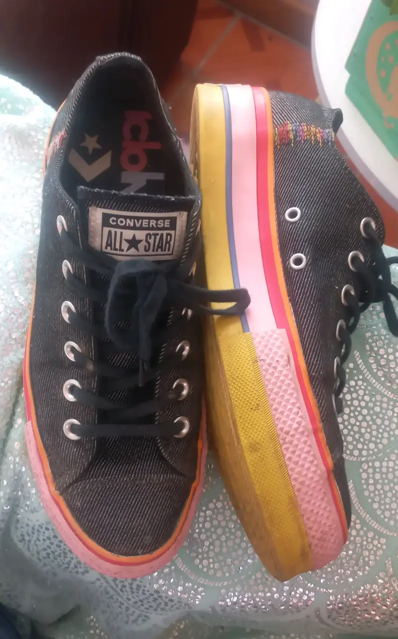 Zapatillas Converse All Star negras con suela colorida - 2