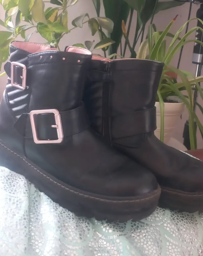 Botines negros con hebillas metálicas - 1