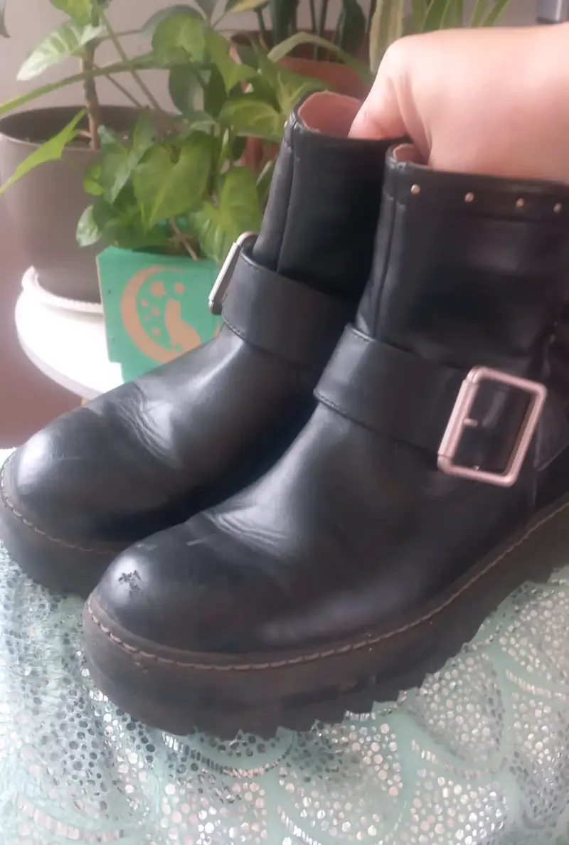 Botines negros con hebillas metálicas - 2