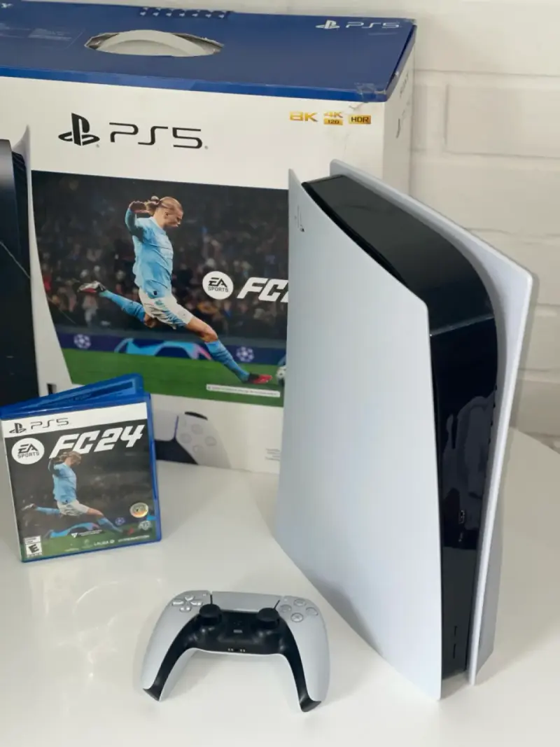 Consola PS5 con juego EA Sports FC24 y control