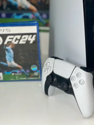 Consola PS5 con juego EA Sports FC24 y control - miniatura 2