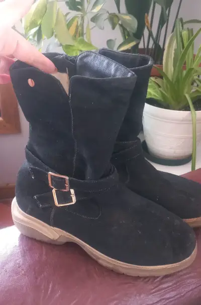 Botas negras de gamuza con hebillas - miniatura 1