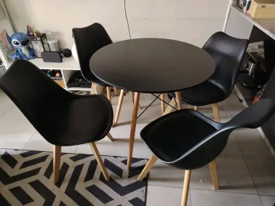 Juego de comedor moderno negro con 4 sillas - miniatura 1