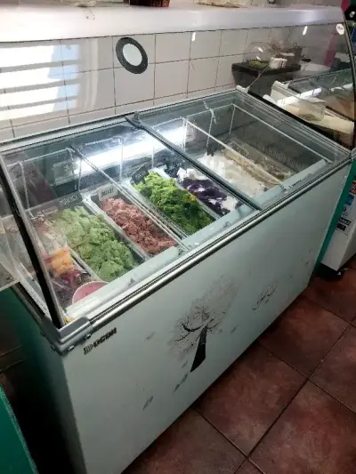 Vitrina congeladora para helados con tapa de vidrio - miniatura 1