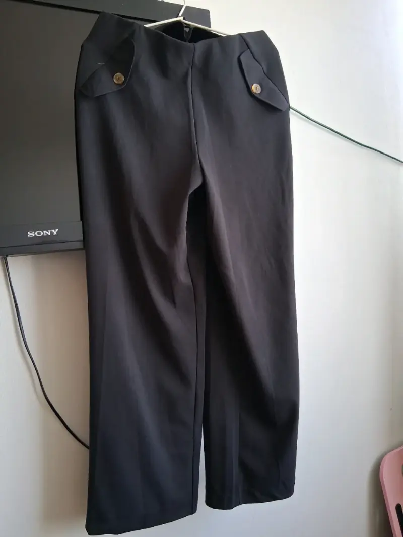 Pantalon negros de vestir con botones decorativos - 1