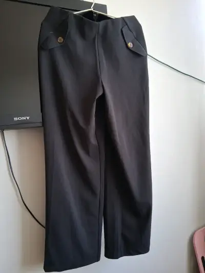 Pantalon negros de vestir con botones decorativos - miniatura 1