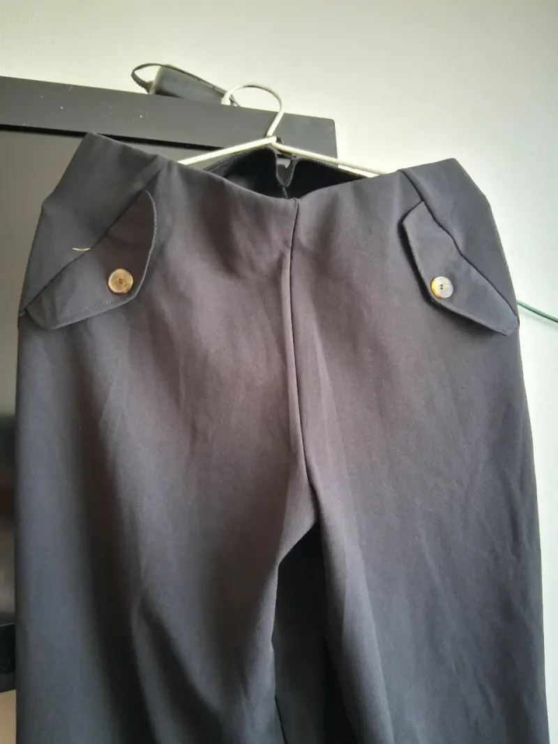 Pantalon negros de vestir con botones decorativos - 2
