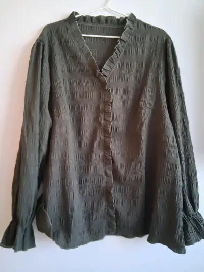 Blusa verde oliva con volantes - miniatura 1