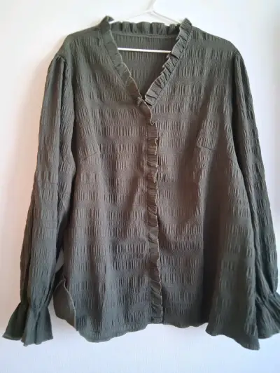 Blusa verde oliva con volantes - miniatura 2