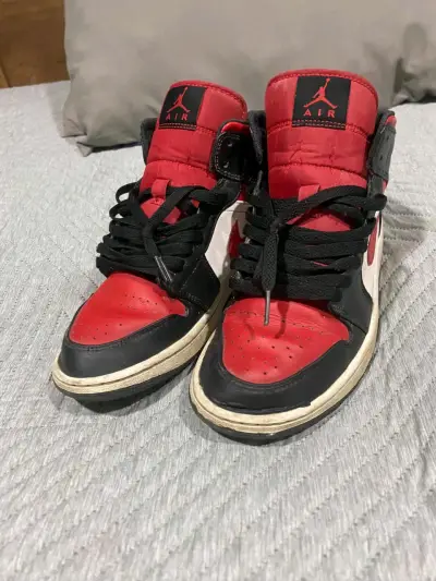 Zapatillas Air Jordan 1 Retro High OG Rojo y Negro - miniatura 2