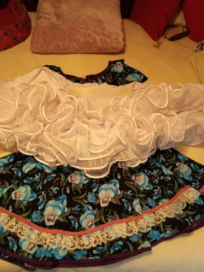 Vestido de baile folclórico con flores azules - miniatura 1