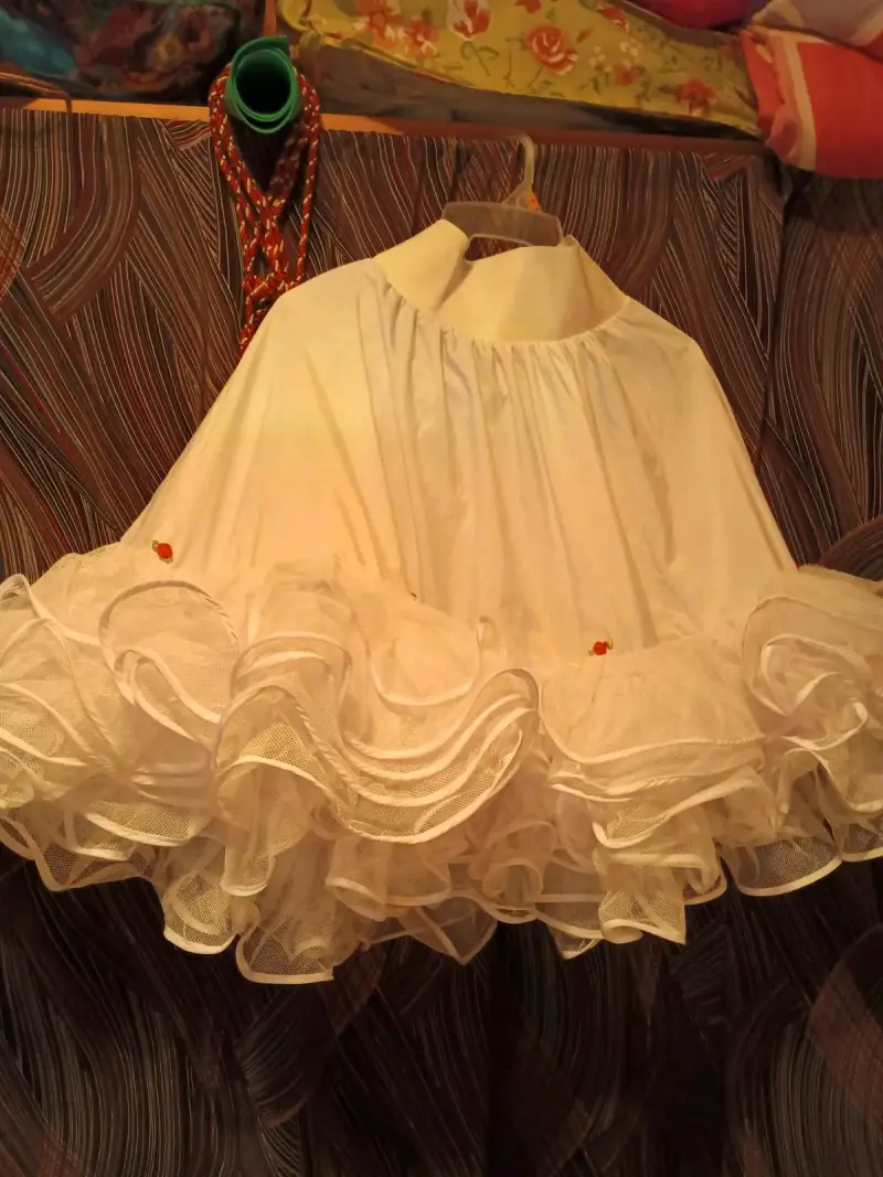 Vestido de baile folclórico con flores azules - 2
