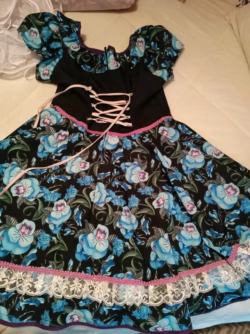 Vestido de baile folclórico con flores azules - 3