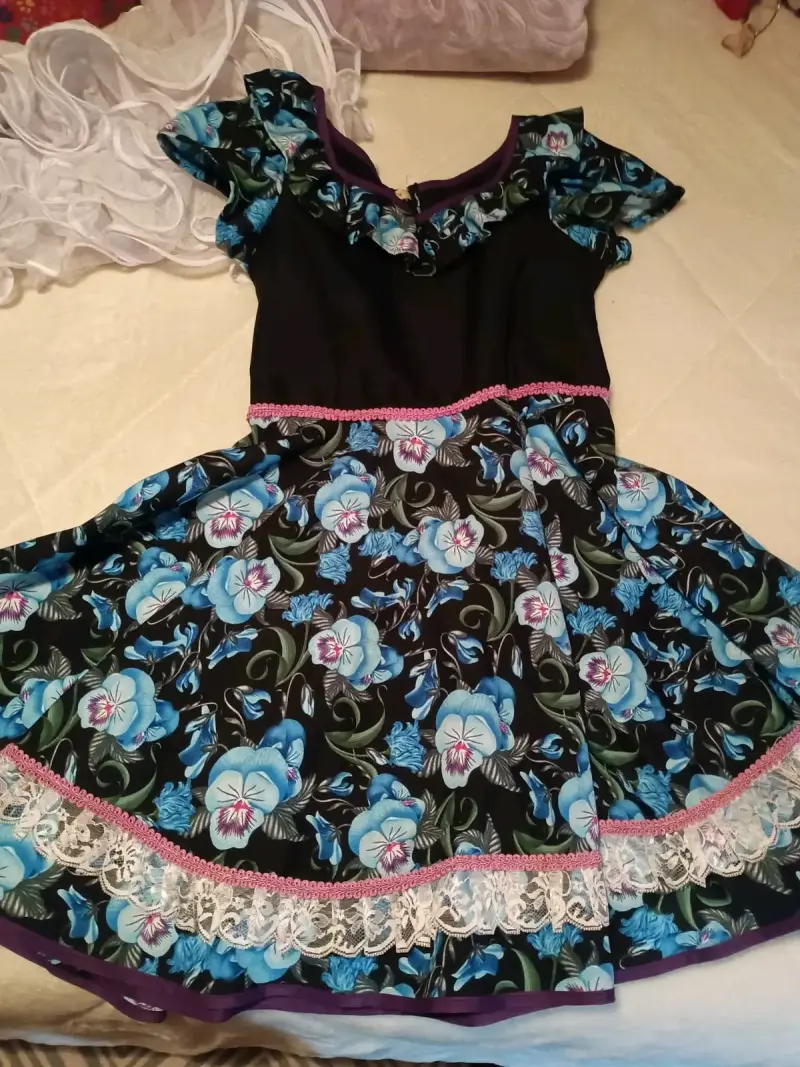 Vestido de baile folclórico con flores azules - 4