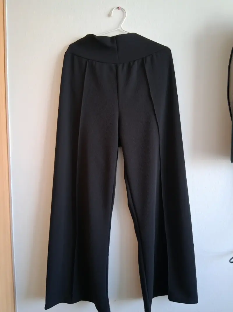 Pantalones negros de vestir con diseño elegante