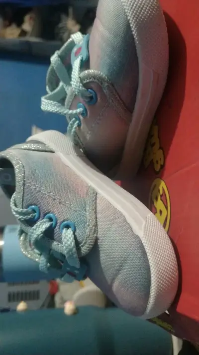 Zapatillas de bebé color pastel con cordones - miniatura 1