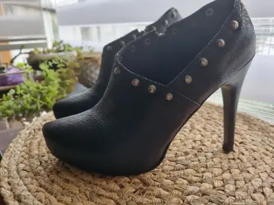 Botines de tacón alto negros con tachuelas - miniatura 1