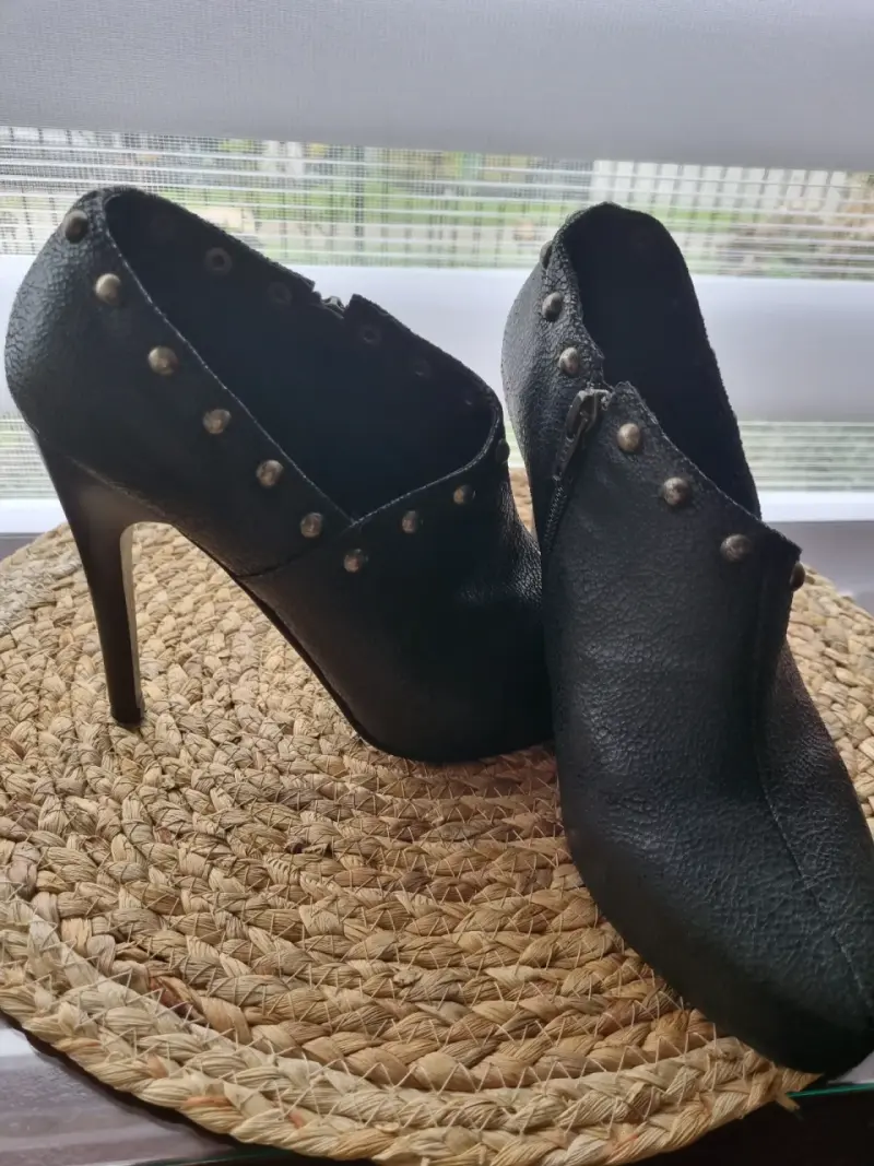 Botines de tacón alto negros con tachuelas - 2