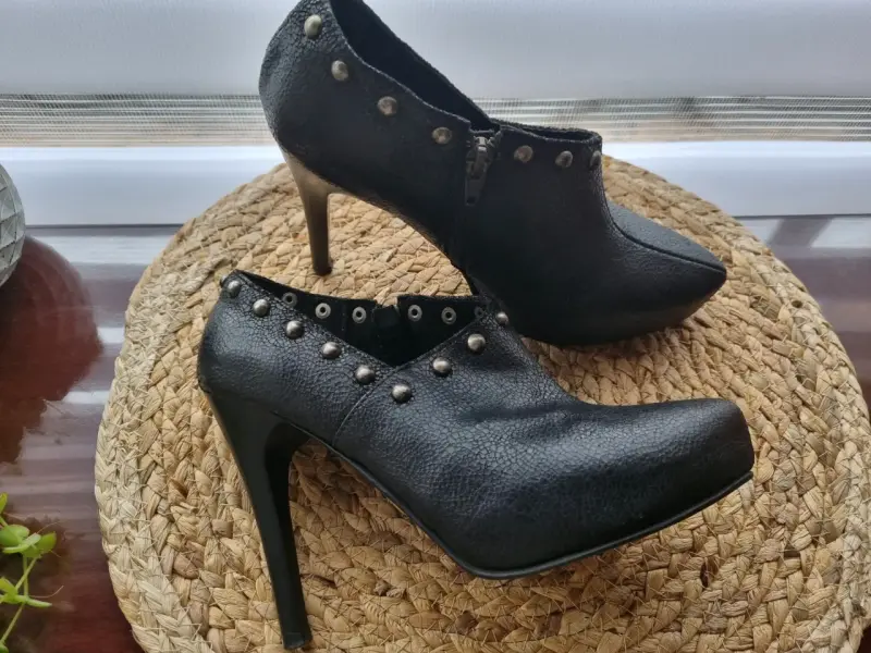 Botines de tacón alto negros con tachuelas - 3
