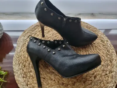 Botines de tacón alto negros con tachuelas - miniatura 3