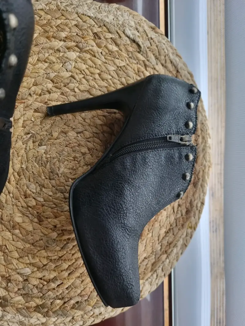 Botines de tacón alto negros con tachuelas - 4