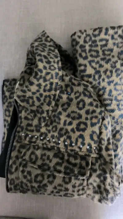 Chaqueta de Leopardo con Tachas para Mujer - miniatura 2