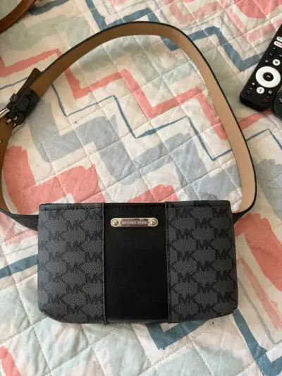 Riñonera Michael Kors negra con logo - miniatura 1