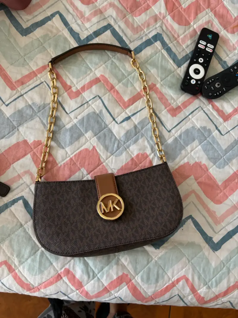 Riñonera Michael Kors negra con logo - 2