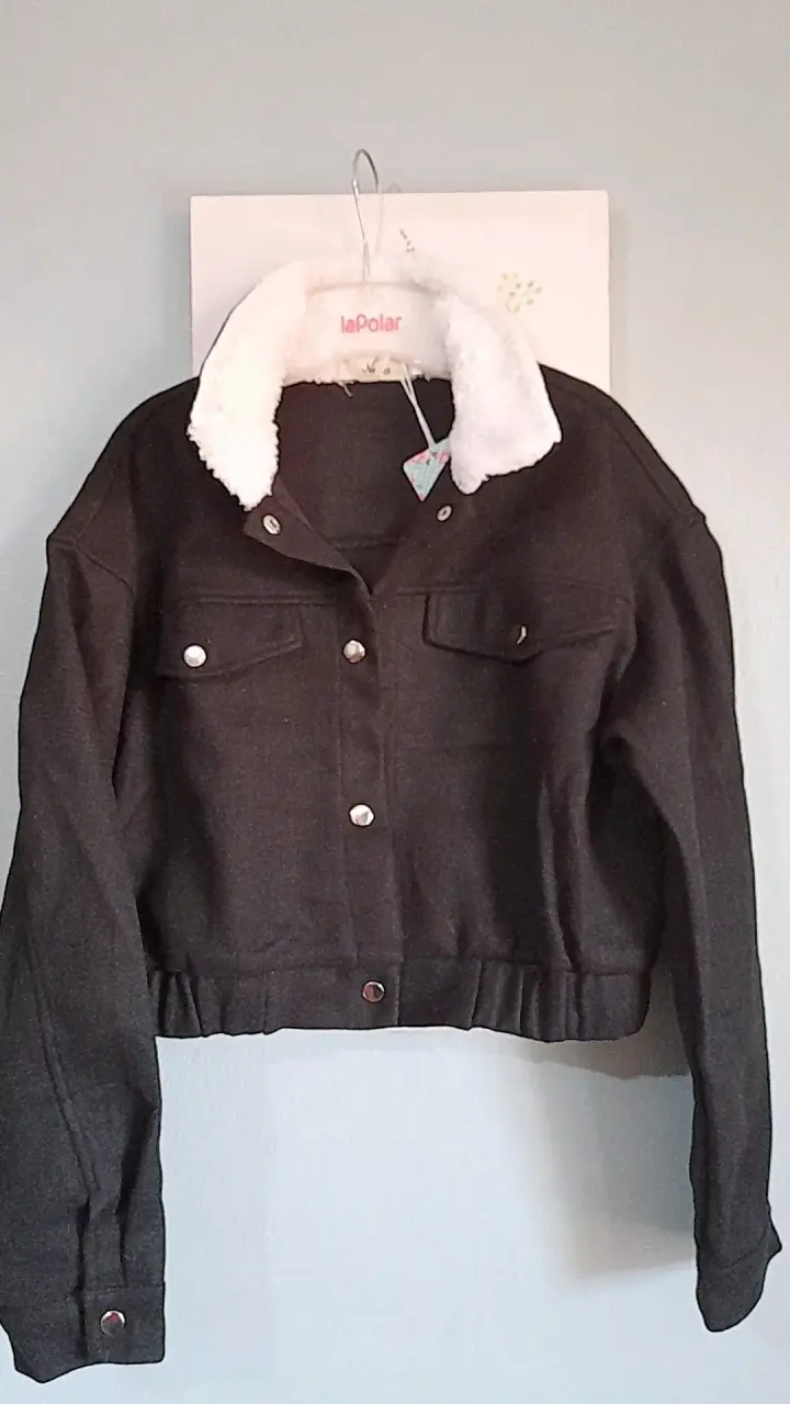 Chaqueta negra con cuello de lana para mujer - 4