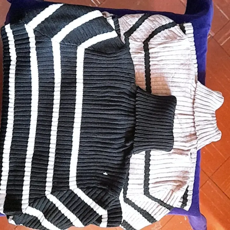 Chaqueta negra con cuello de lana para mujer - 5