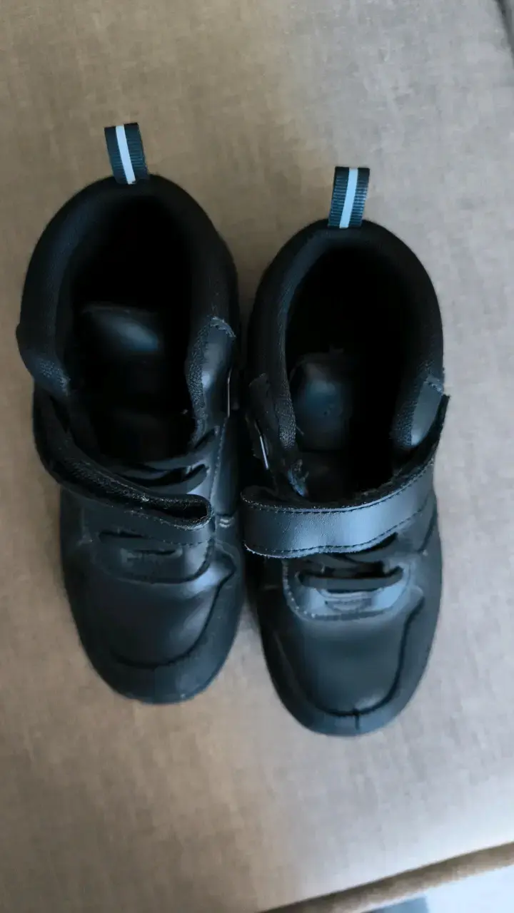 Zapatillas negras para niños con velcro - 1