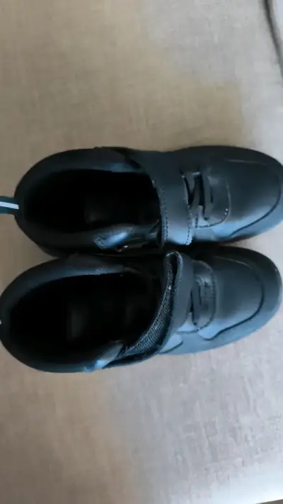 Zapatillas negras para niños con velcro - miniatura 2