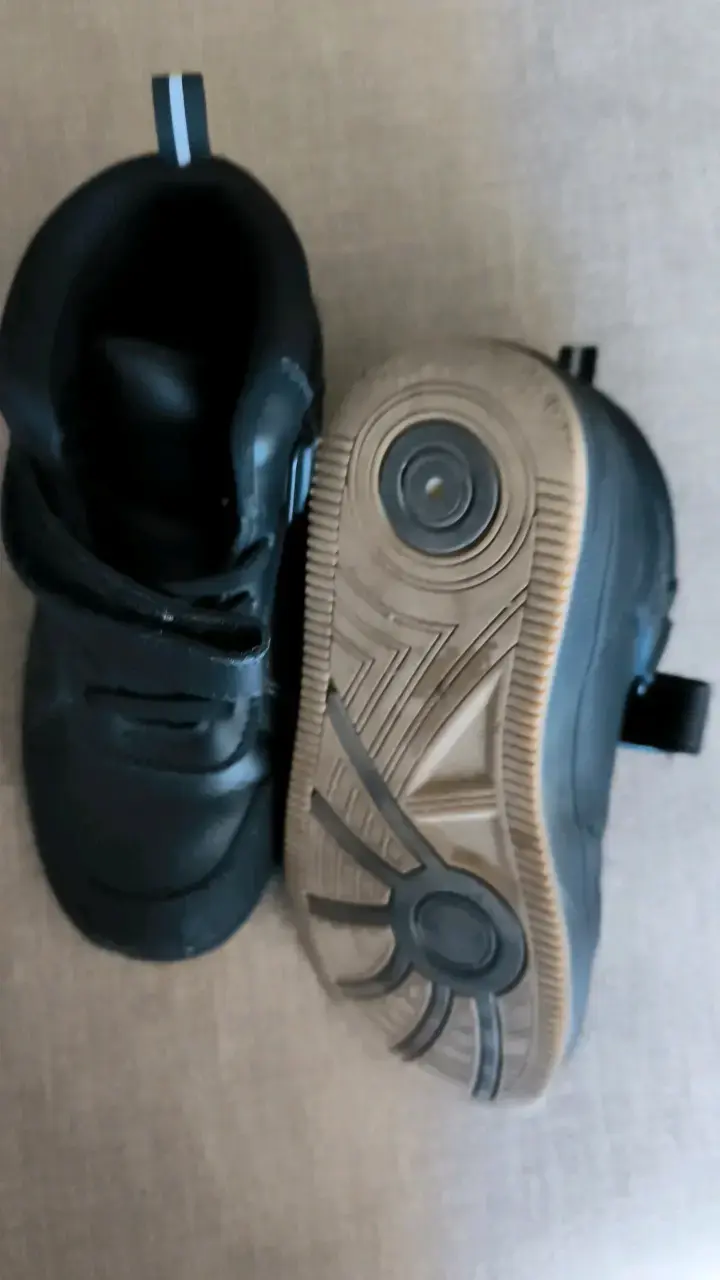 Zapatillas negras para niños con velcro - 3