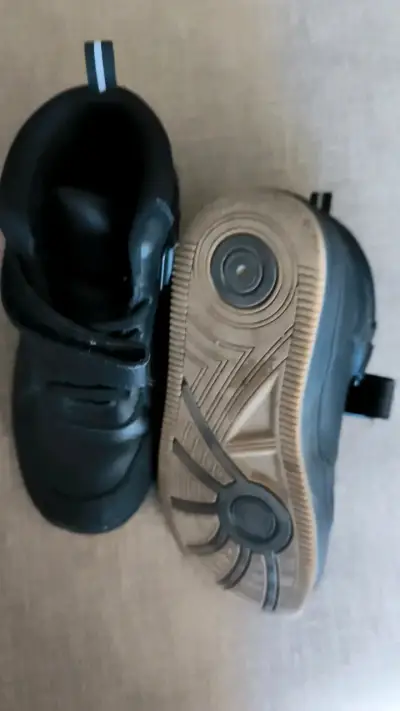 Zapatillas negras para niños con velcro - miniatura 3